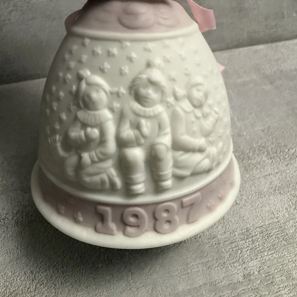 Vintage 1987 LLADRO 5458 Christmas Bell Ornament Campanita Navidad Bisque Pink‎
